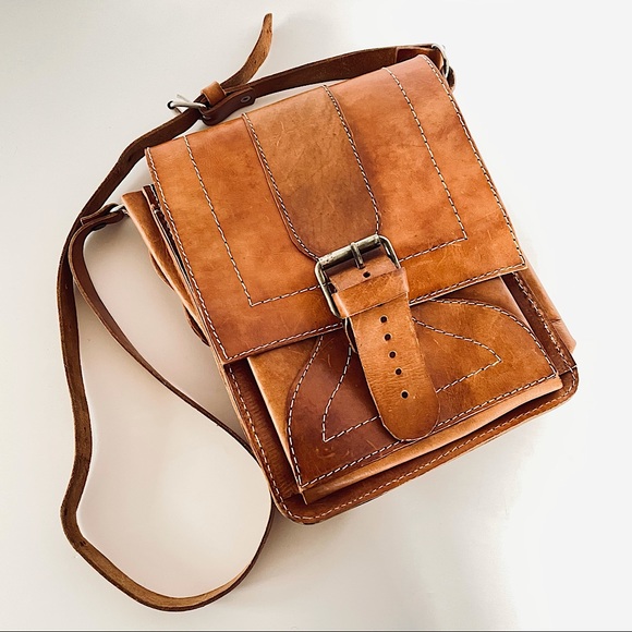 Vintage Handbags - VINTAGE //cognac brown small leather messenger bag